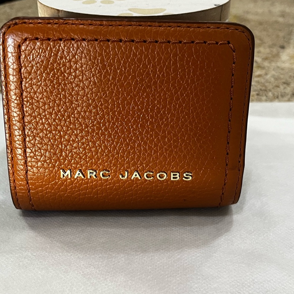 🔥🔥Marc Jacobs Mini
Grind Bifold Wallet in
Smoked Almond/ NWOT/Paid $155🔥 🔥